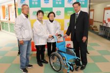寄付金・子供用車イスの寄贈